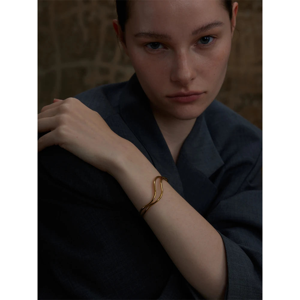 Riga åben bølgearmring, armbånd, tåler vand, rustfrit stål 316L med guld- eller sølvfarvet PVD-belægning, Lark & Reed, billede 5