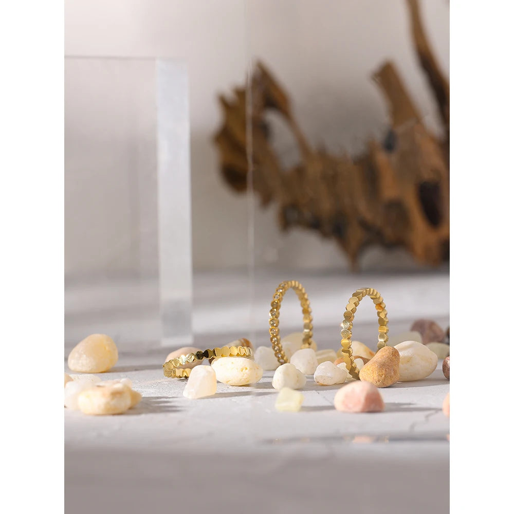 Bettina Kristall-Ring mit erhöhter Fassung, Ring, wasserfest, 316L-Edelstahl mit goldfarbener PVD-Beschichtung, Lark & Reed, Ansicht 4