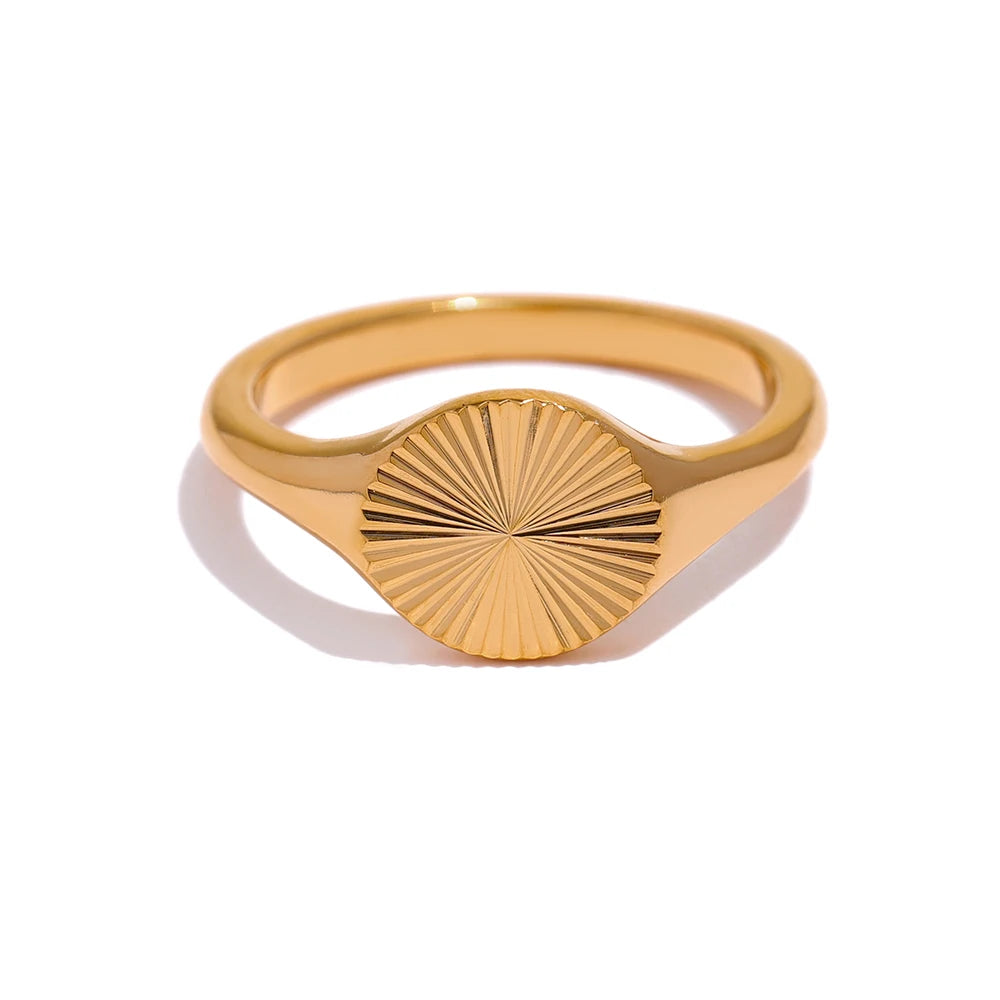 Wilhelmina Sonnen-Siegelring, Ring, wasserfest, 316L-Edelstahl mit goldfarbener PVD-Beschichtung, Lark & Reed, Ansicht 7
