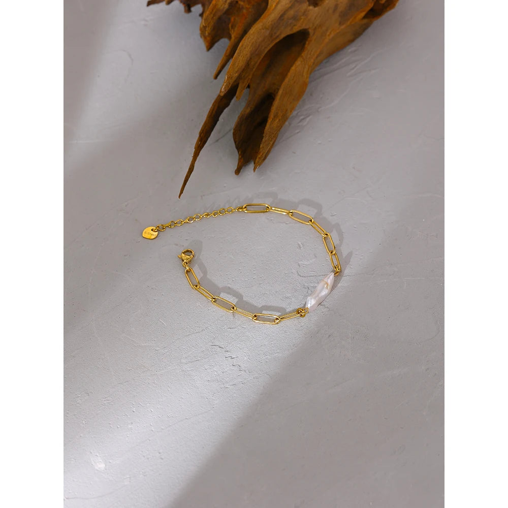 Ravenna paperclip-armbånd med perle, armbånd, tåler vand, rustfrit stål 316L med guldfarvet PVD-belægning, Lark & Reed, billede 3
