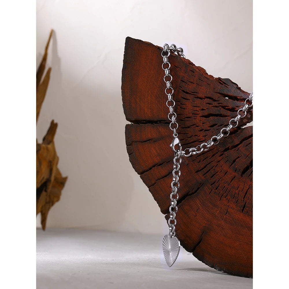 Marianne hjärthänge, halsband, tål vatten, rostfritt stål 316L med guld- eller silverfärgad PVD-finish, Lark & Reed, bild 6