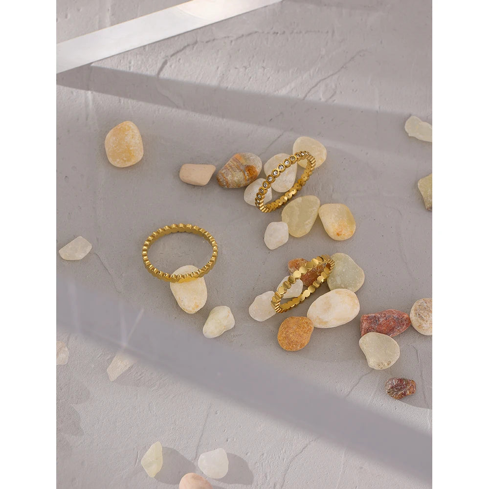Bettina Kristall-Ring mit erhöhter Fassung, Ring, wasserfest, 316L-Edelstahl mit goldfarbener PVD-Beschichtung, Lark & Reed, Ansicht 3