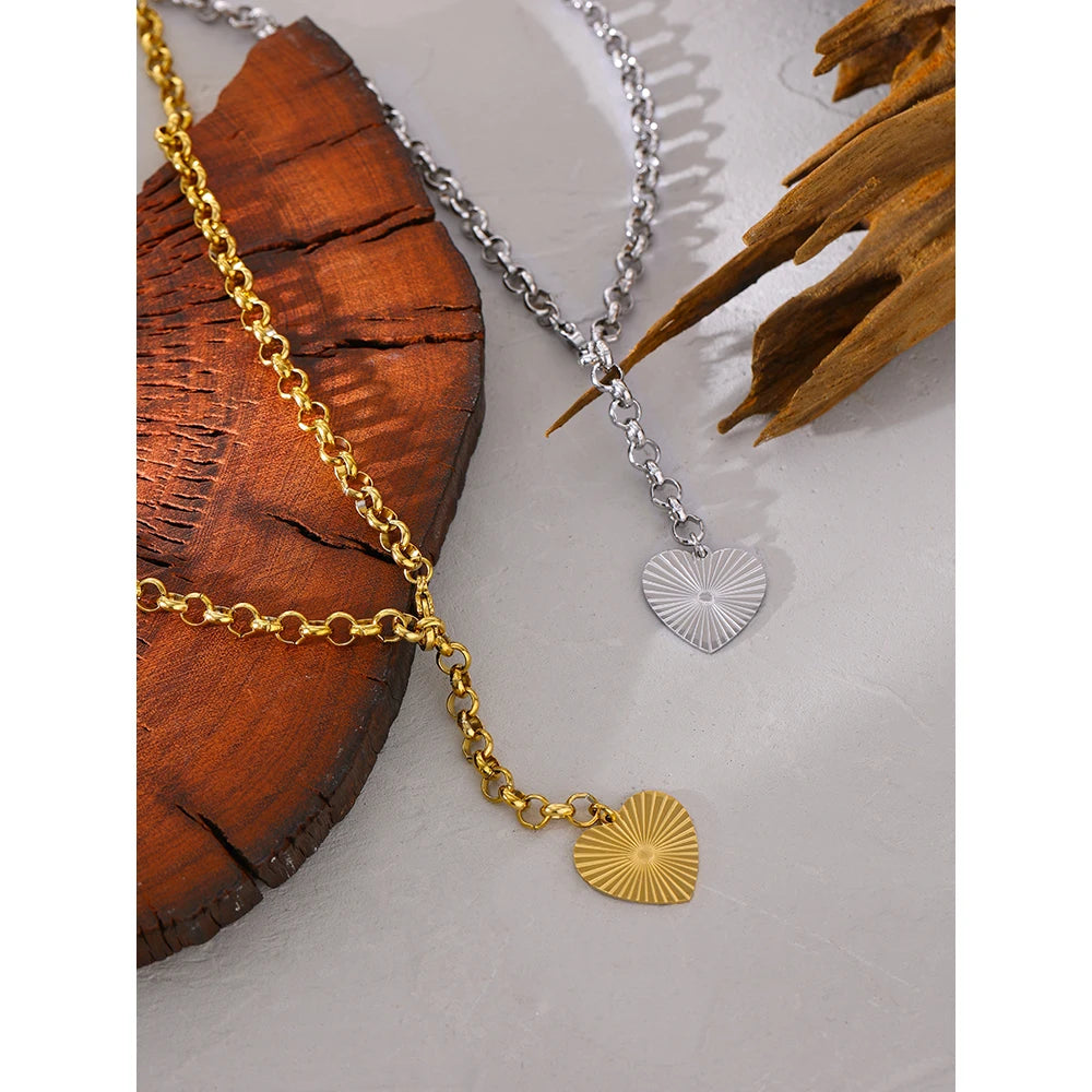 Marianne hjärthänge, halsband, tål vatten, rostfritt stål 316L med guld- eller silverfärgad PVD-finish, Lark & Reed, bild 3