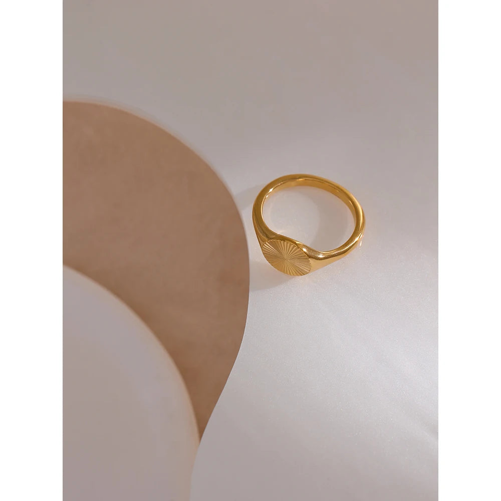 Wilhelmina Sonnen-Siegelring, Ring, wasserfest, 316L-Edelstahl mit goldfarbener PVD-Beschichtung, Lark & Reed, Ansicht 2