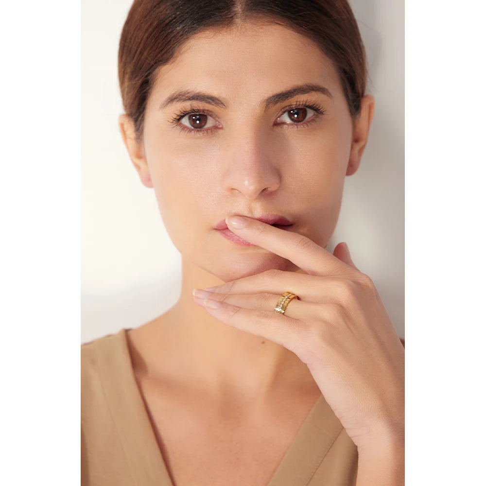 Bettina Kristall-Ring mit erhöhter Fassung, Ring, wasserfest, 316L-Edelstahl mit goldfarbener PVD-Beschichtung, Lark & Reed, Ansicht 2