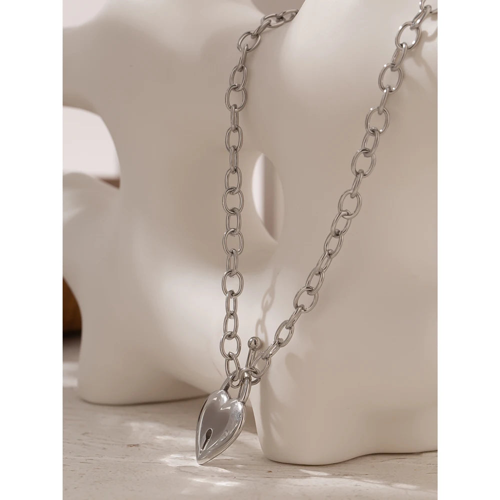 Ivana hjärtlåshalsband, halsband, tål vatten, rostfritt stål 316L med guld- eller silverfärgad PVD-finish, Lark & Reed, bild 3
