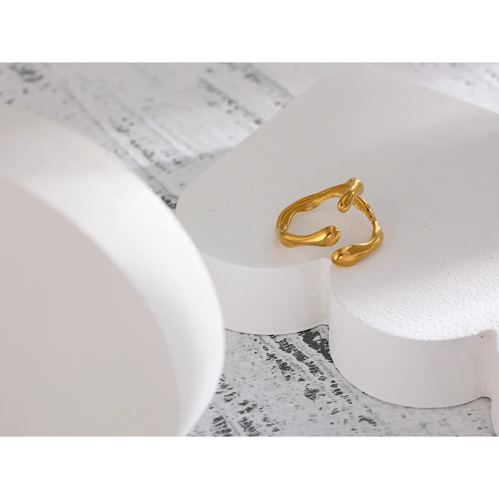 Anillo ajustable Gudrun enredadera, anillo, resistente al agua, acero inoxidable 316L con acabado PVD dorado o plateado, Lark & Reed, vista 3