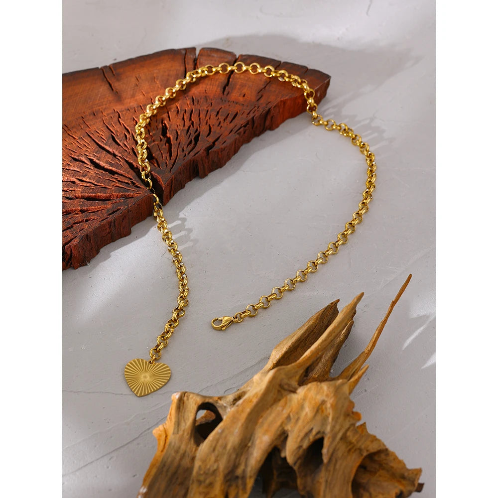 Marianne hjärthänge, halsband, tål vatten, rostfritt stål 316L med guld- eller silverfärgad PVD-finish, Lark & Reed, bild 4