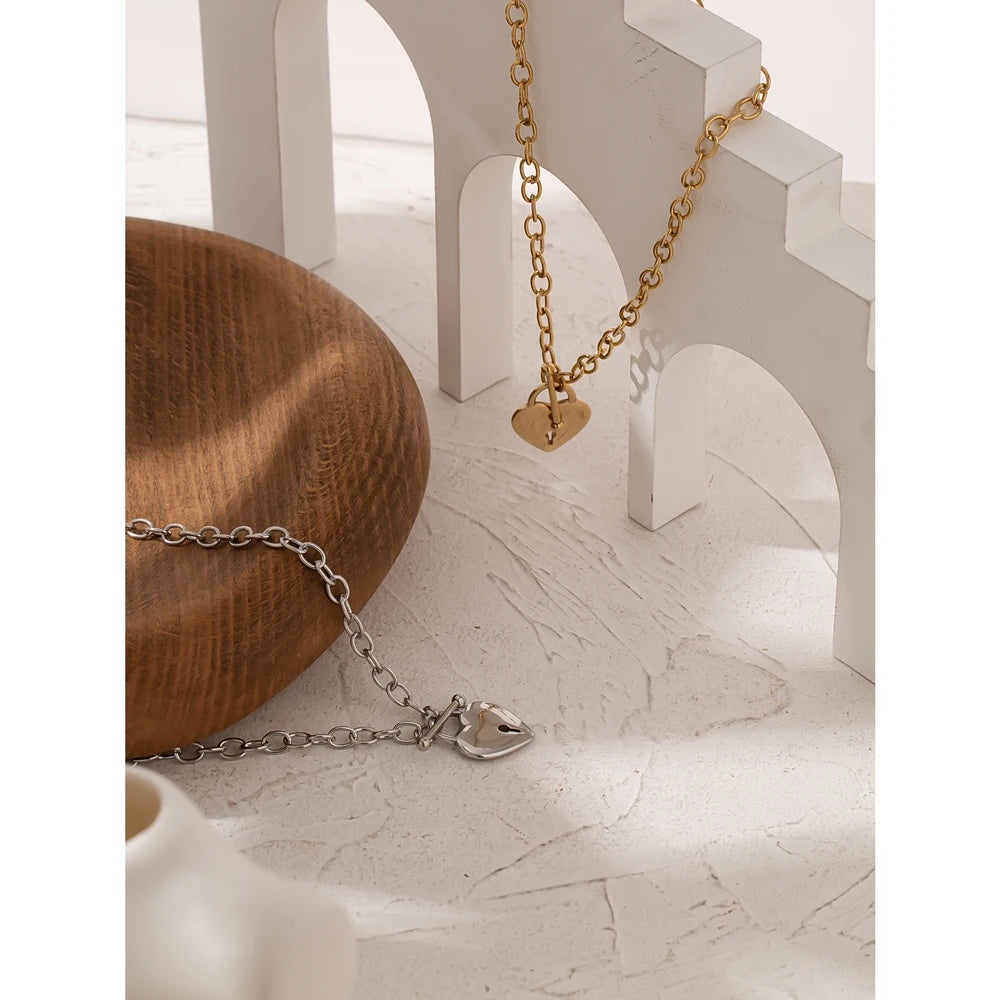 Ivana hjärtlåshalsband, halsband, tål vatten, rostfritt stål 316L med guld- eller silverfärgad PVD-finish, Lark & Reed, bild 4