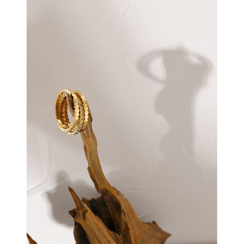Bettina Kristall-Ring mit erhöhter Fassung, Ring, wasserfest, 316L-Edelstahl mit goldfarbener PVD-Beschichtung, Lark & Reed, Ansicht 6