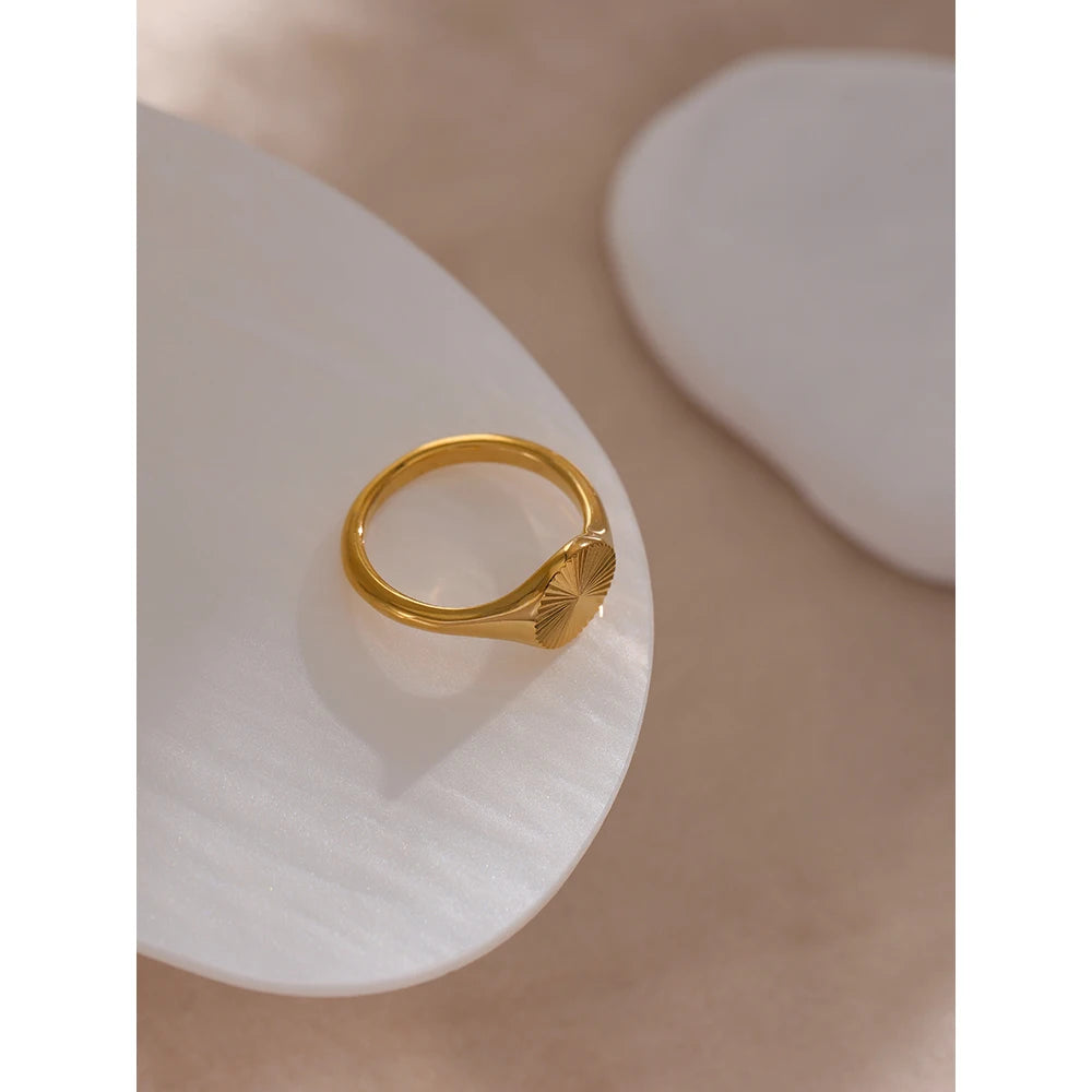 Wilhelmina Sonnen-Siegelring, Ring, wasserfest, 316L-Edelstahl mit goldfarbener PVD-Beschichtung, Lark & Reed, Ansicht 4
