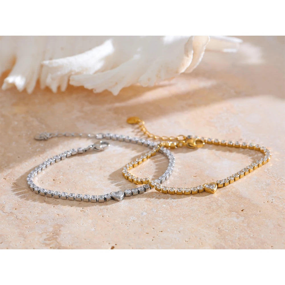 Juno Herz-Tennisarmband, Armband, wasserfest, 316L-Edelstahl mit gold- oder silberfarbener PVD-Beschichtung, Lark & Reed, Ansicht 2