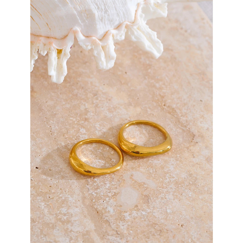 Tessa Geformter Ring, Ring, wasserfest, 316L-Edelstahl mit goldfarbener PVD-Beschichtung, Lark & Reed, Ansicht 4