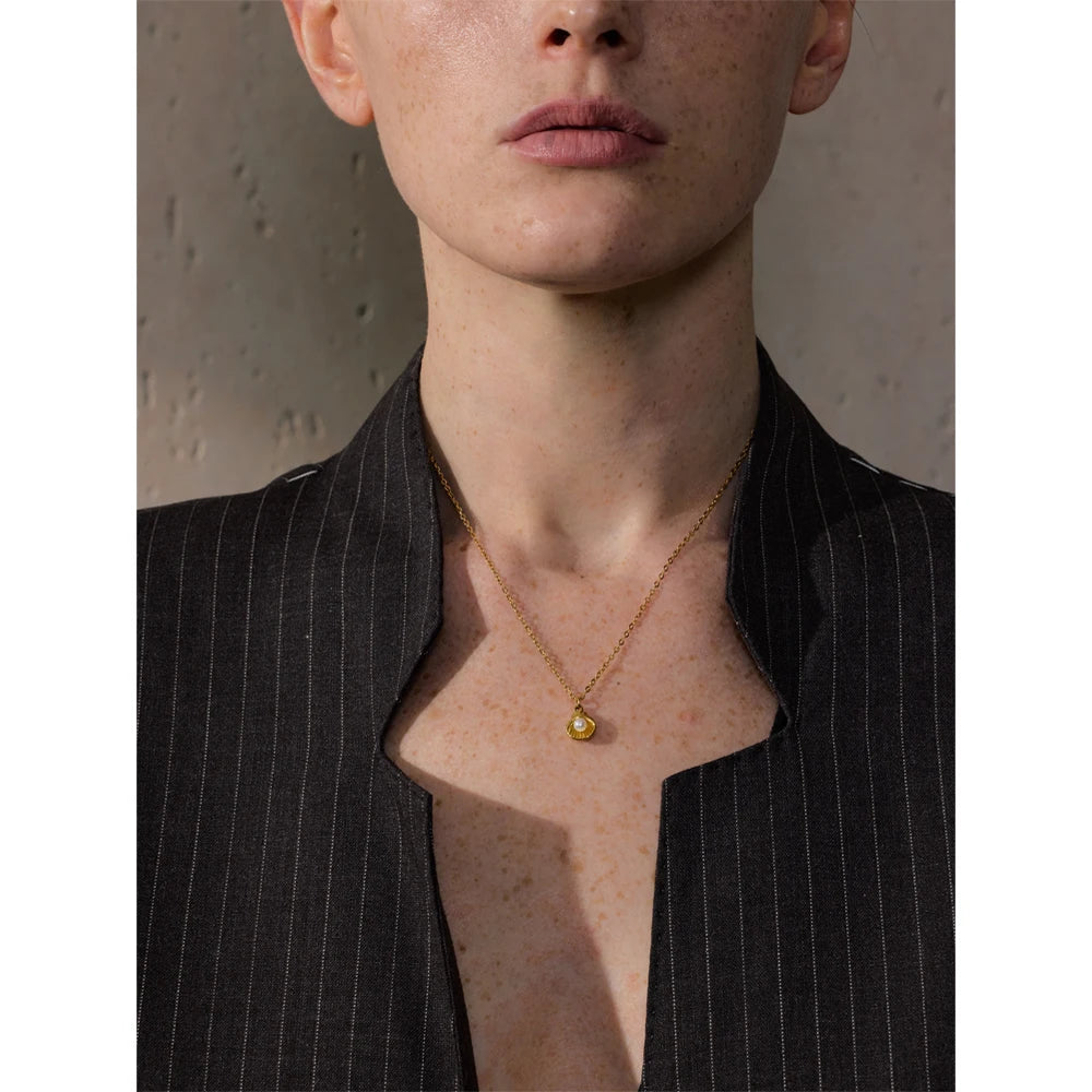 Paola pärlhänge, halsband, tål vatten, rostfritt stål 316L med guld- eller silverfärgad PVD-finish, Lark & Reed, bild 3