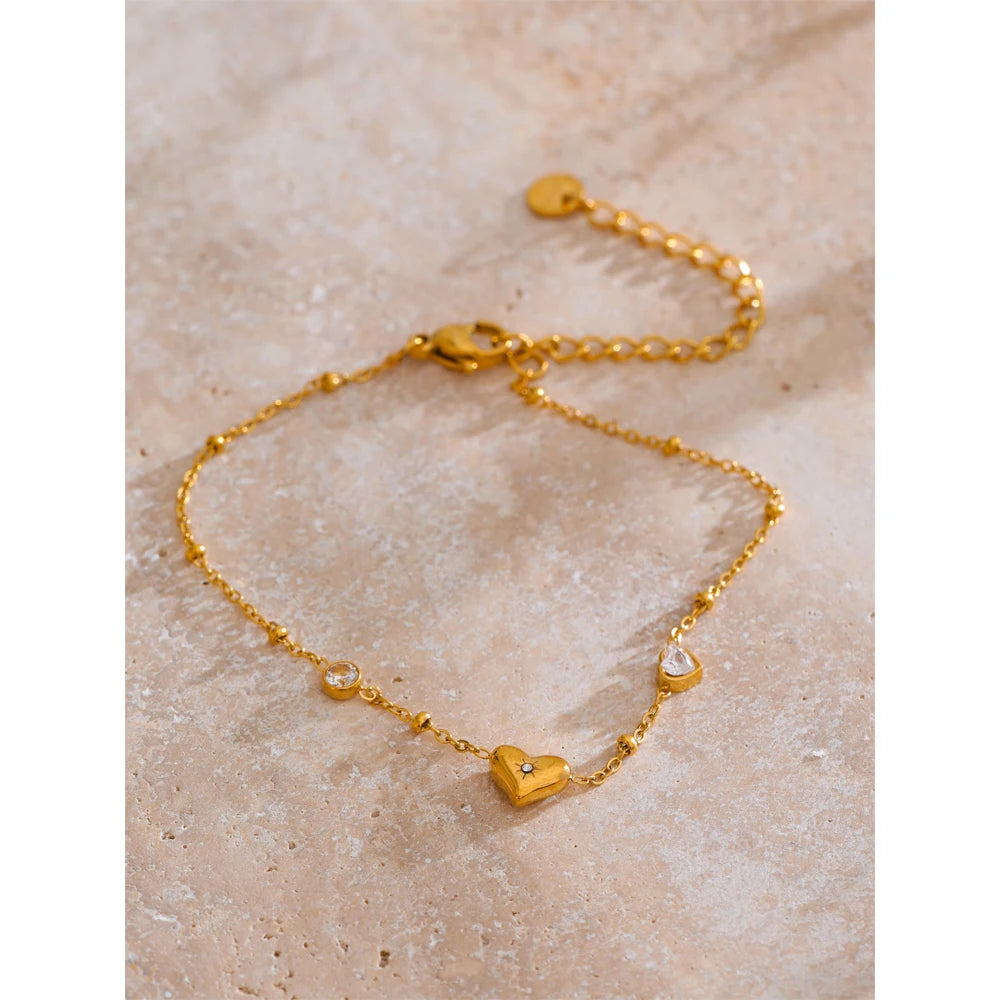 Anouska armbånd med små zirkoniahjerter, armbånd, tåler vand, rustfrit stål 316L med guld- eller sølvfarvet PVD-belægning, Lark & Reed, billede 2