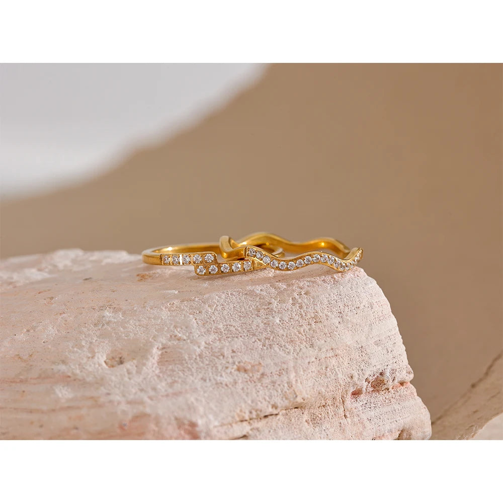 Rhodes pinosormus, sormus, vedenkestävä, 316L-ruostumaton teräs kullanvärisellä PVD-pinnoitteella, Lark & Reed, kuva 6