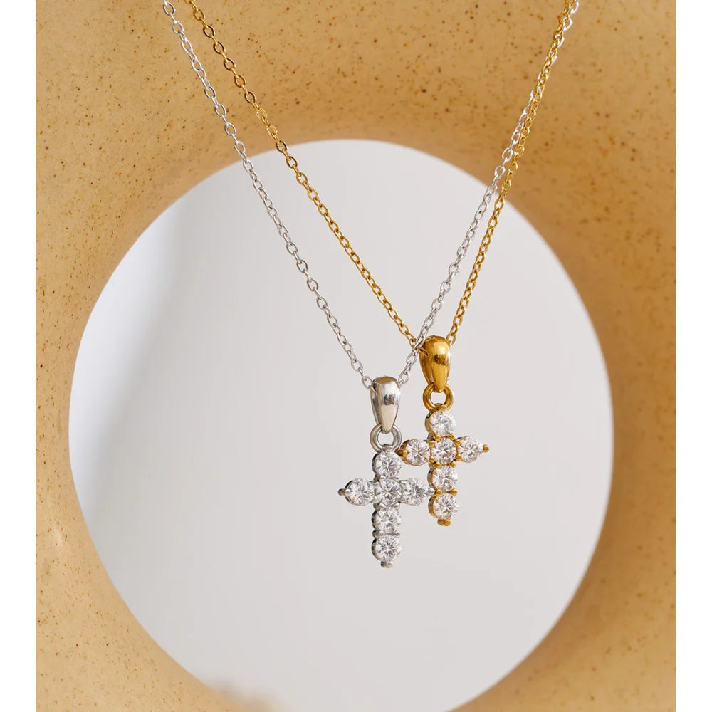 Odessa korshänge med zirkonia, halsband, tål vatten, rostfritt stål 316L med guld- eller silverfärgad PVD-finish, Lark & Reed, bild 4