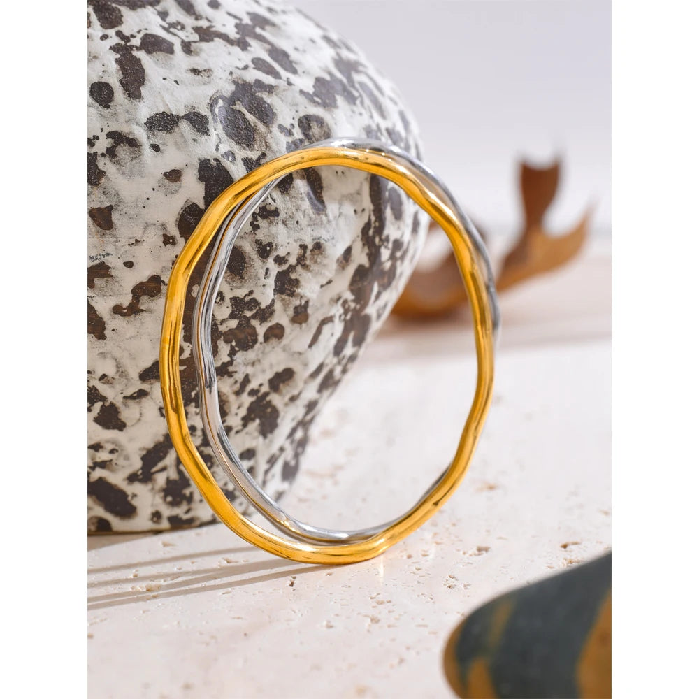 Bergitta åben armring med hamret overflade, armbånd, tåler vand, rustfrit stål 316L med guld- eller sølvfarvet PVD-belægning, Lark & Reed, billede 6