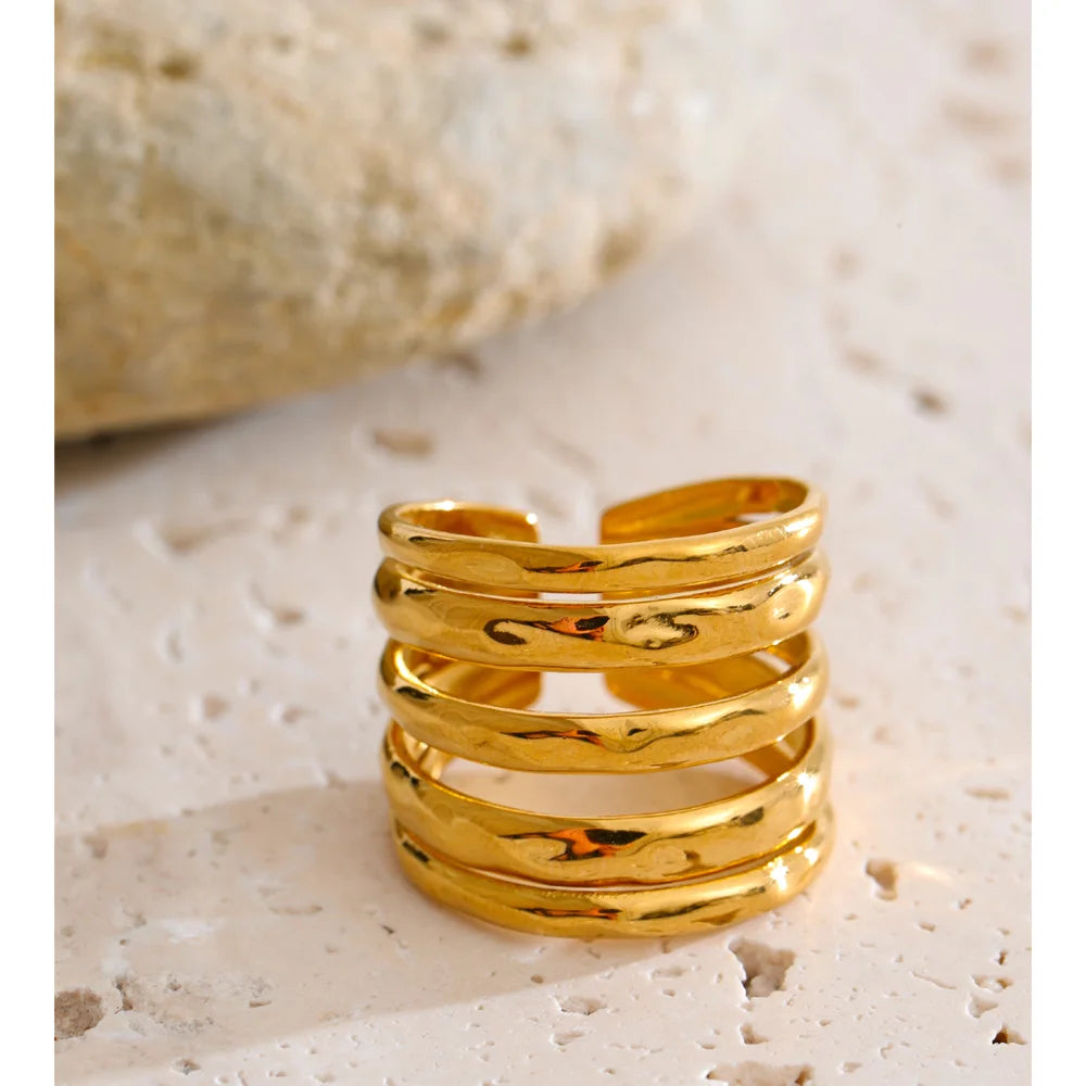 Ulrika bred åben ring, ring, tåler vand, rustfrit stål 316L med guldfarvet PVD-belægning, Lark & Reed, billede 2