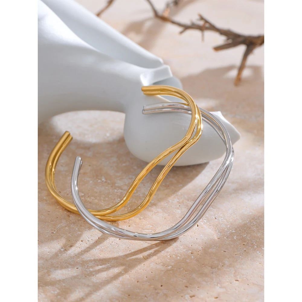Riga Wellen-Armspange, Armband, wasserfest, 316L-Edelstahl mit gold- oder silberfarbener PVD-Beschichtung, Lark & Reed, Ansicht 2