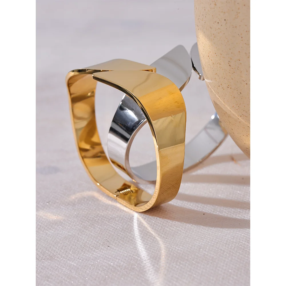 Brazalete rígido Rimini con bisagra, pulsera, resistente al agua, acero inoxidable 316L con acabado PVD dorado o plateado, Lark & Reed, vista 5