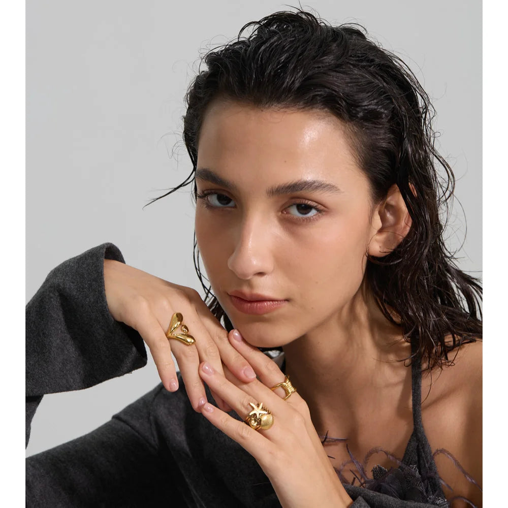 Anillo ajustable Ingeborg cúpula, anillo, resistente al agua, acero inoxidable 316L con acabado PVD dorado o plateado, Lark & Reed, vista 3