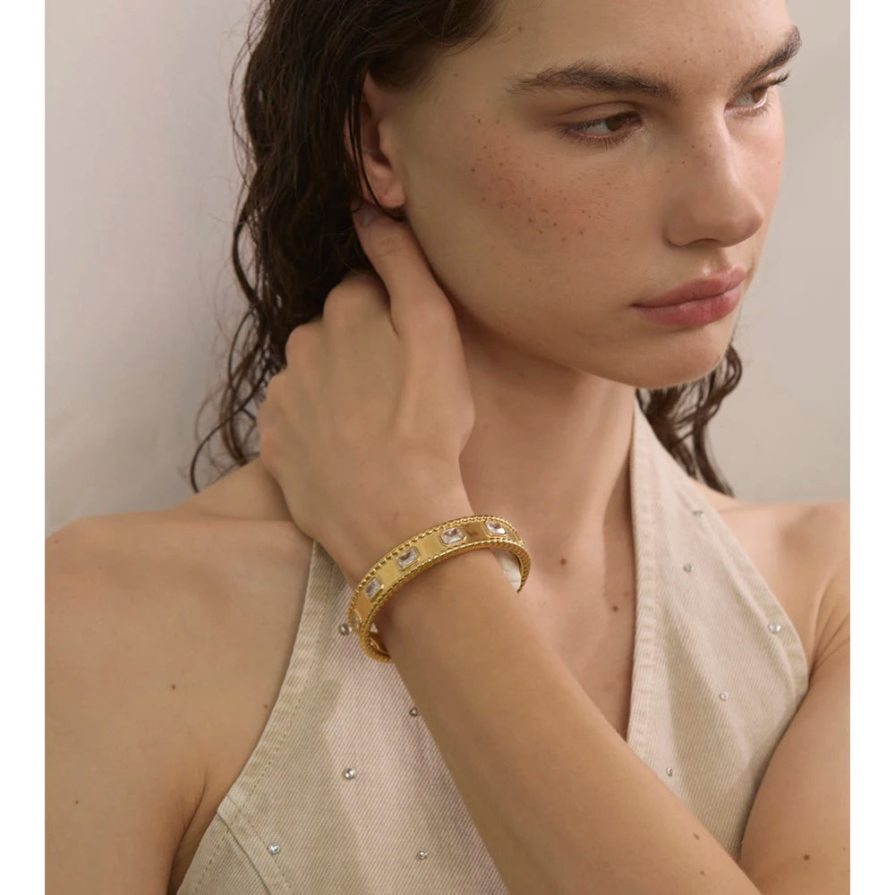 Elsinore åben armring med zirkonia, armbånd, tåler vand, rustfrit stål 316L med guld- eller sølvfarvet PVD-belægning, Lark & Reed, billede 3