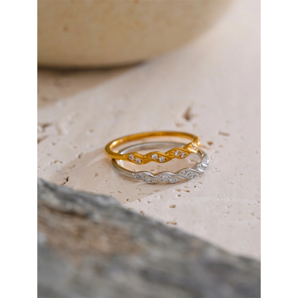Line bølgering med zirkonia, ring, tåler vand, rustfrit stål 316L med guld- eller sølvfarvet PVD-belægning, Lark & Reed, billede 4
