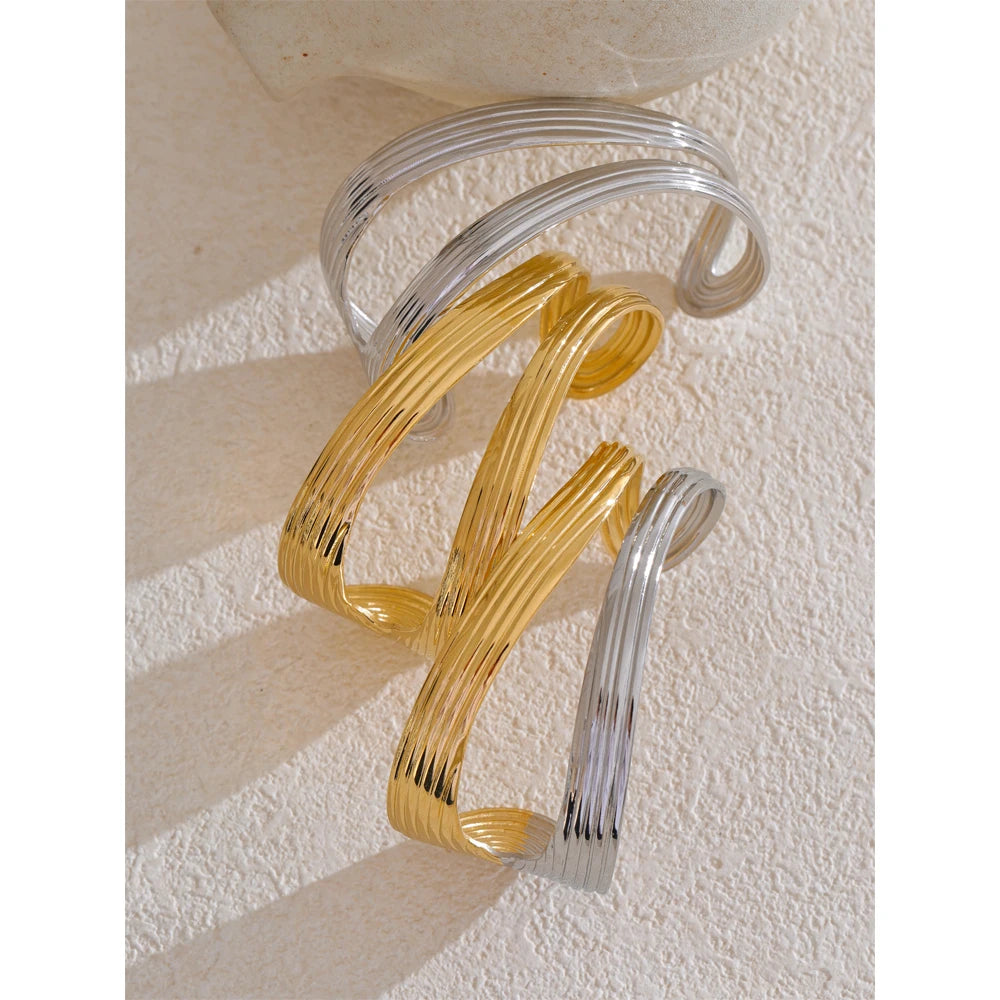 Vigo Gerippte Armspange, Armband, wasserfest, 316L-Edelstahl mit gold- oder silberfarbener PVD-Beschichtung, Lark & Reed, Ansicht 2