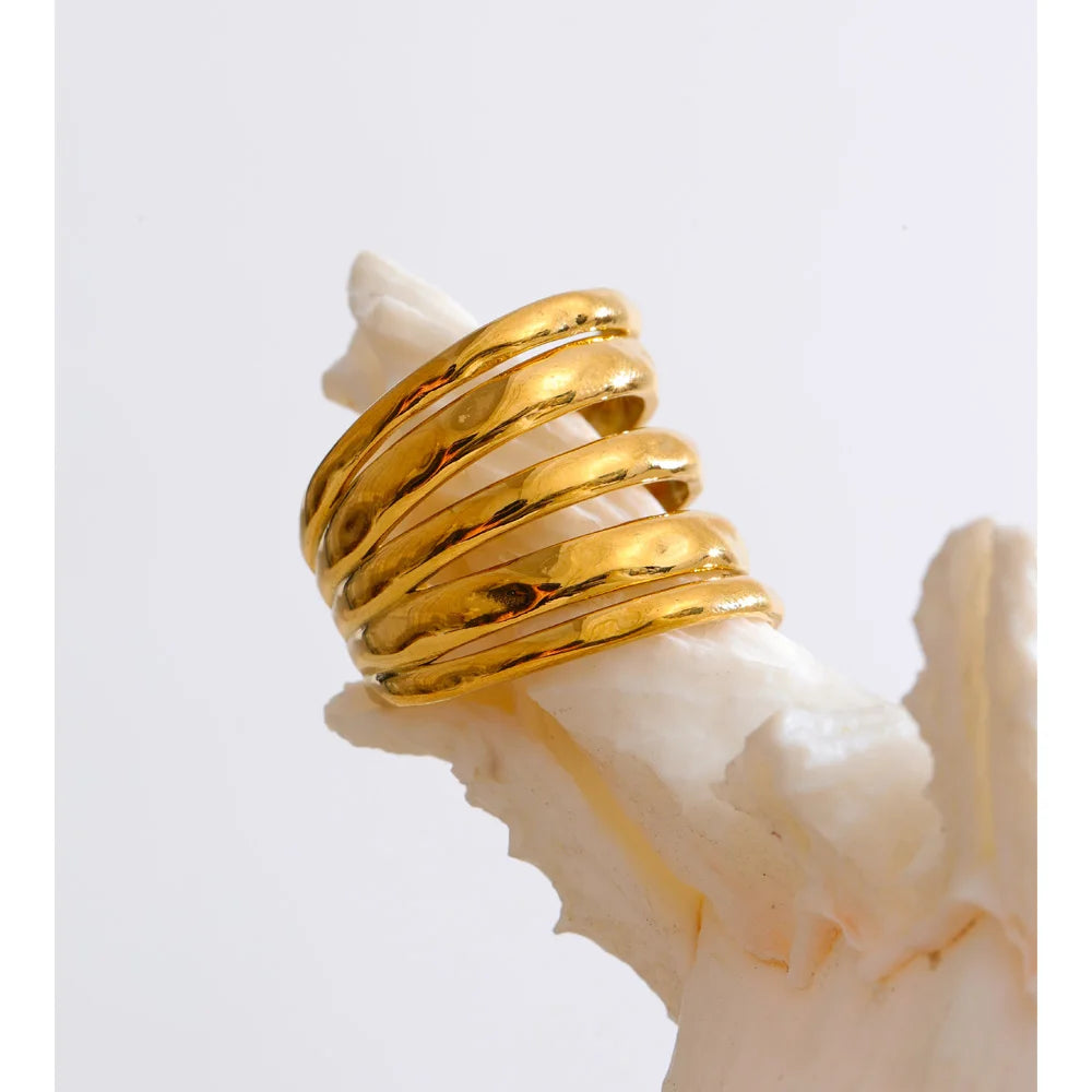 Ulrika bred åben ring, ring, tåler vand, rustfrit stål 316L med guldfarvet PVD-belægning, Lark & Reed, billede 4