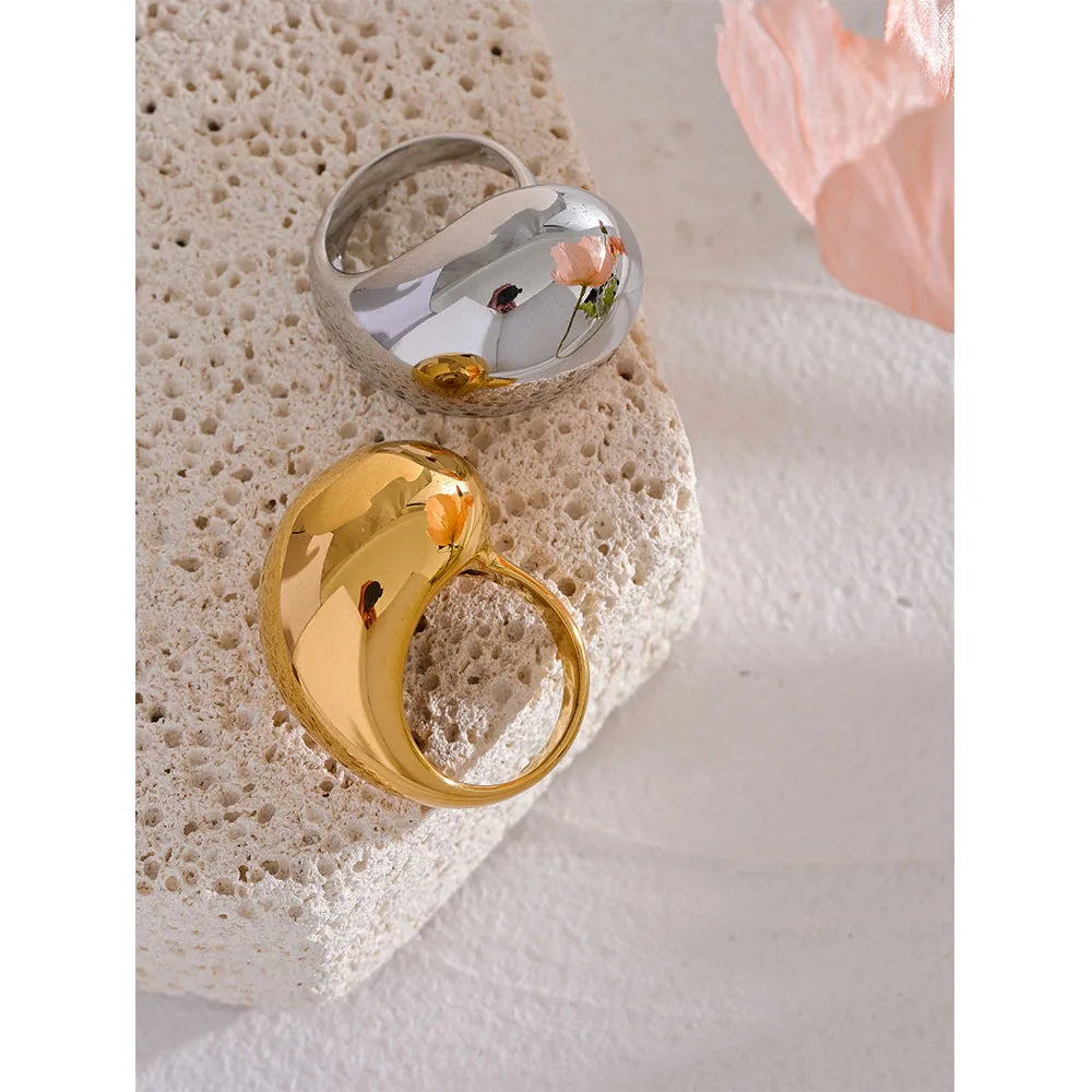 Yvonne kupolisormus, sormus, vedenkestävä, 316L-ruostumaton teräs kullan- tai hopeanvärisellä PVD-pinnoitteella, Lark & Reed, kuva 4