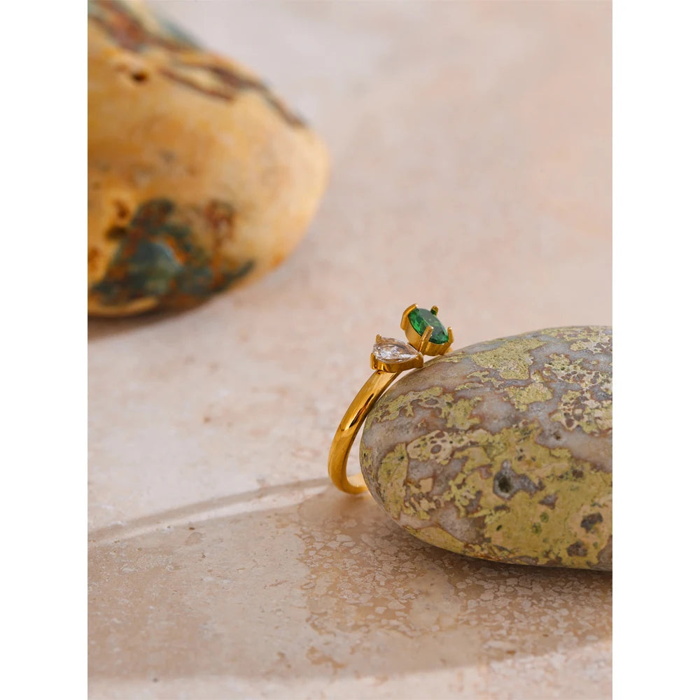 Idun ring med grøn zirkonia, ring, tåler vand, rustfrit stål 316L med guldfarvet PVD-belægning, Lark & Reed, billede 4