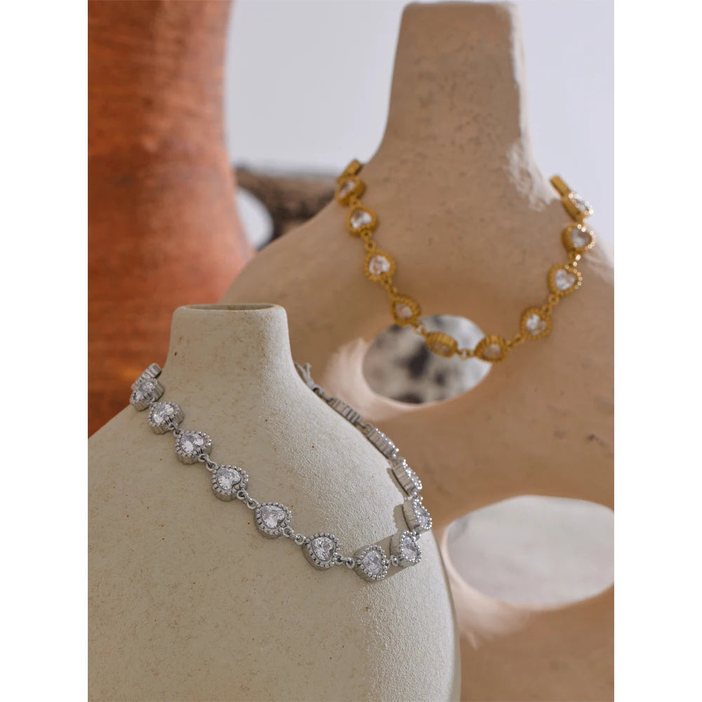 Vanja Kristall-Herz-Armband, Armband, wasserfest, 316L-Edelstahl mit gold- oder silberfarbener PVD-Beschichtung, Lark & Reed, Ansicht 2