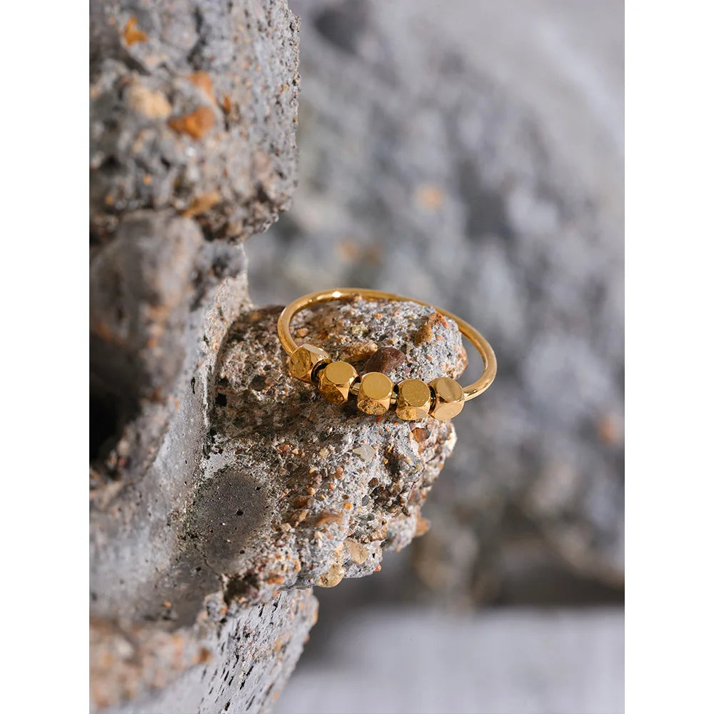 Anillo Sigrid cuentas cuadradas, anillo, resistente al agua, acero inoxidable 316L con acabado PVD dorado o plateado, Lark & Reed, vista 2
