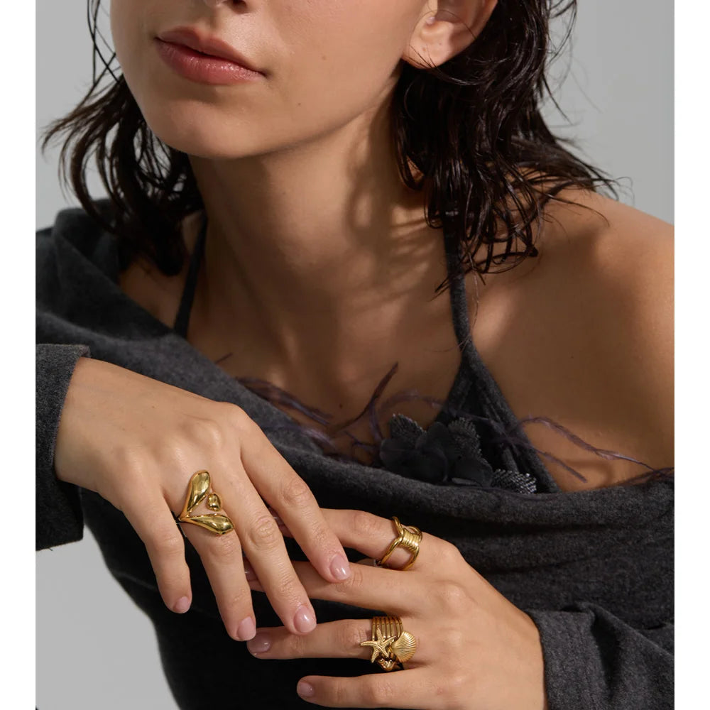 Anillo ajustable Ingeborg cúpula, anillo, resistente al agua, acero inoxidable 316L con acabado PVD dorado o plateado, Lark & Reed, vista 5