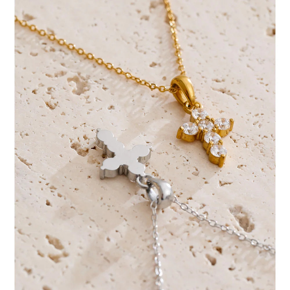 Odessa korshänge med zirkonia, halsband, tål vatten, rostfritt stål 316L med guld- eller silverfärgad PVD-finish, Lark & Reed, bild 6