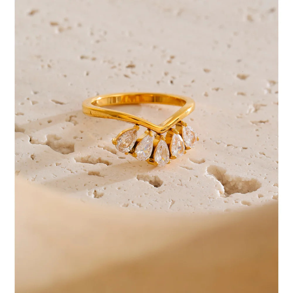 Ditte blomsterring med zirkonia, ring, tåler vand, rustfrit stål 316L med guldfarvet PVD-belægning, Lark & Reed, billede 4