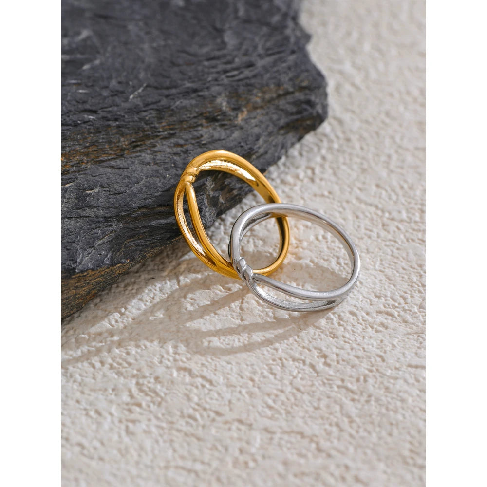 Anillo Oona lazo infinito, anillo, resistente al agua, acero inoxidable 316L con acabado PVD dorado o plateado, Lark & Reed, vista 2