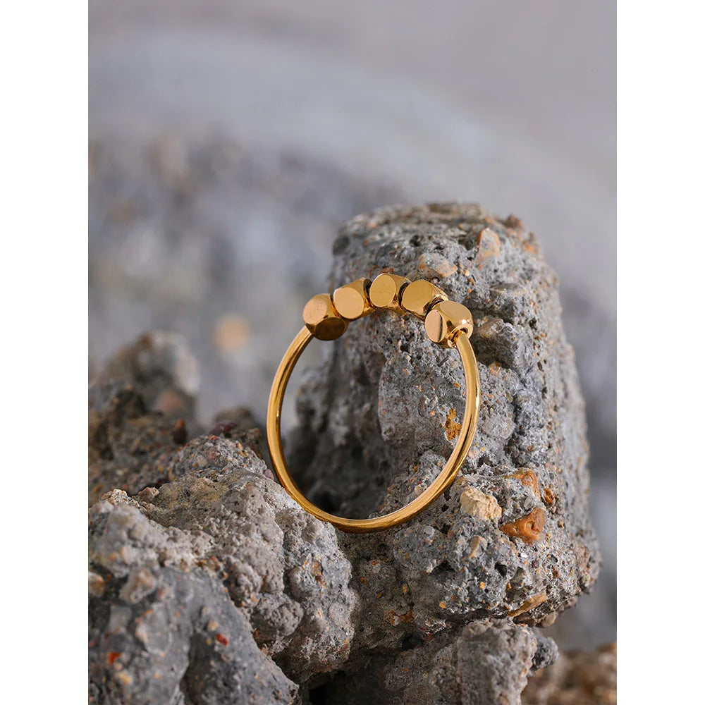 Anillo Sigrid cuentas cuadradas, anillo, resistente al agua, acero inoxidable 316L con acabado PVD dorado o plateado, Lark & Reed, vista 4