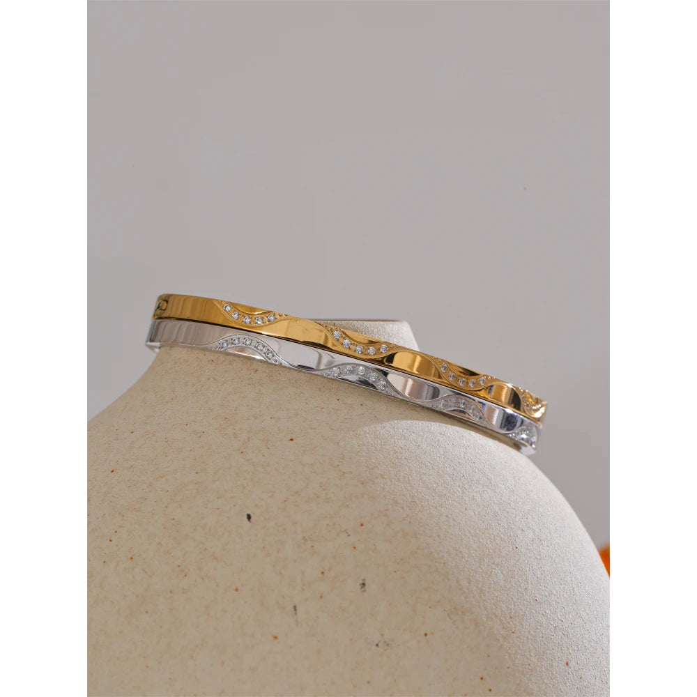 Umbria rund armring med zirkonia, armbånd, tåler vand, rustfrit stål 316L med guld- eller sølvfarvet PVD-belægning, Lark & Reed, billede 5