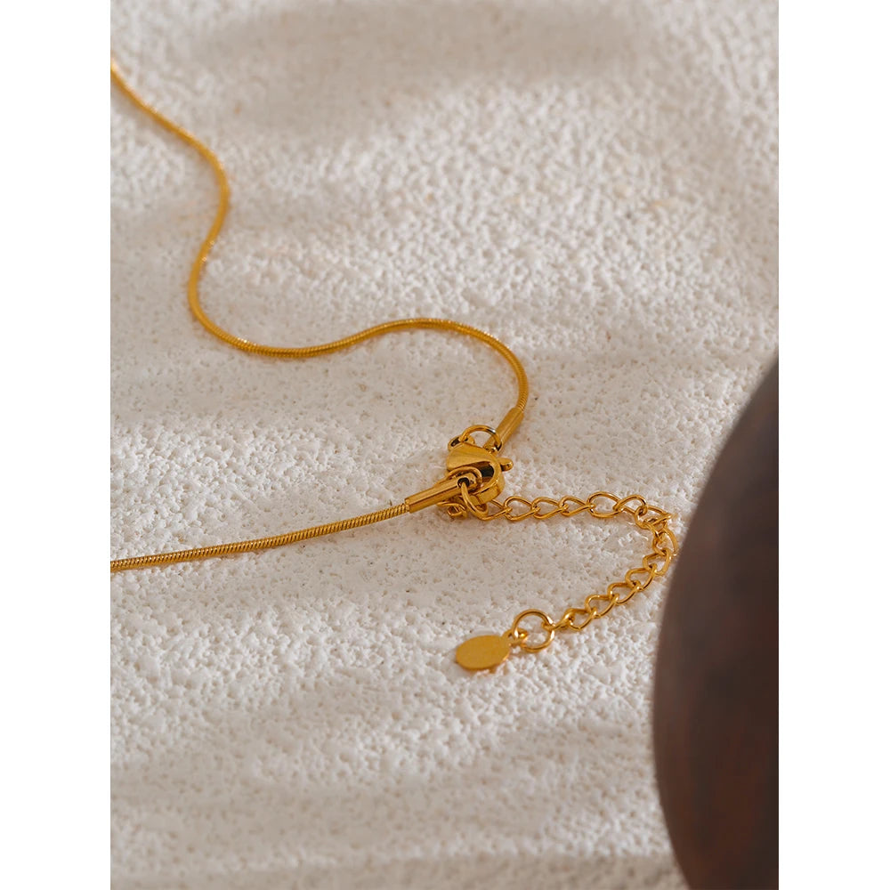 Valeria hjärthänge i emalj, halsband, tål vatten, rostfritt stål 316L med guldfärgad PVD-finish, Lark & Reed, bild 2