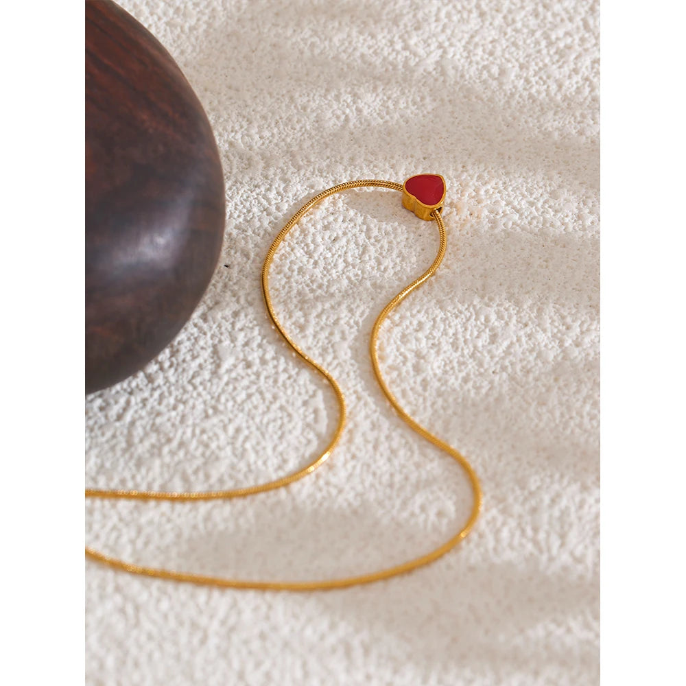 Valeria hjärthänge i emalj, halsband, tål vatten, rostfritt stål 316L med guldfärgad PVD-finish, Lark & Reed, bild 6