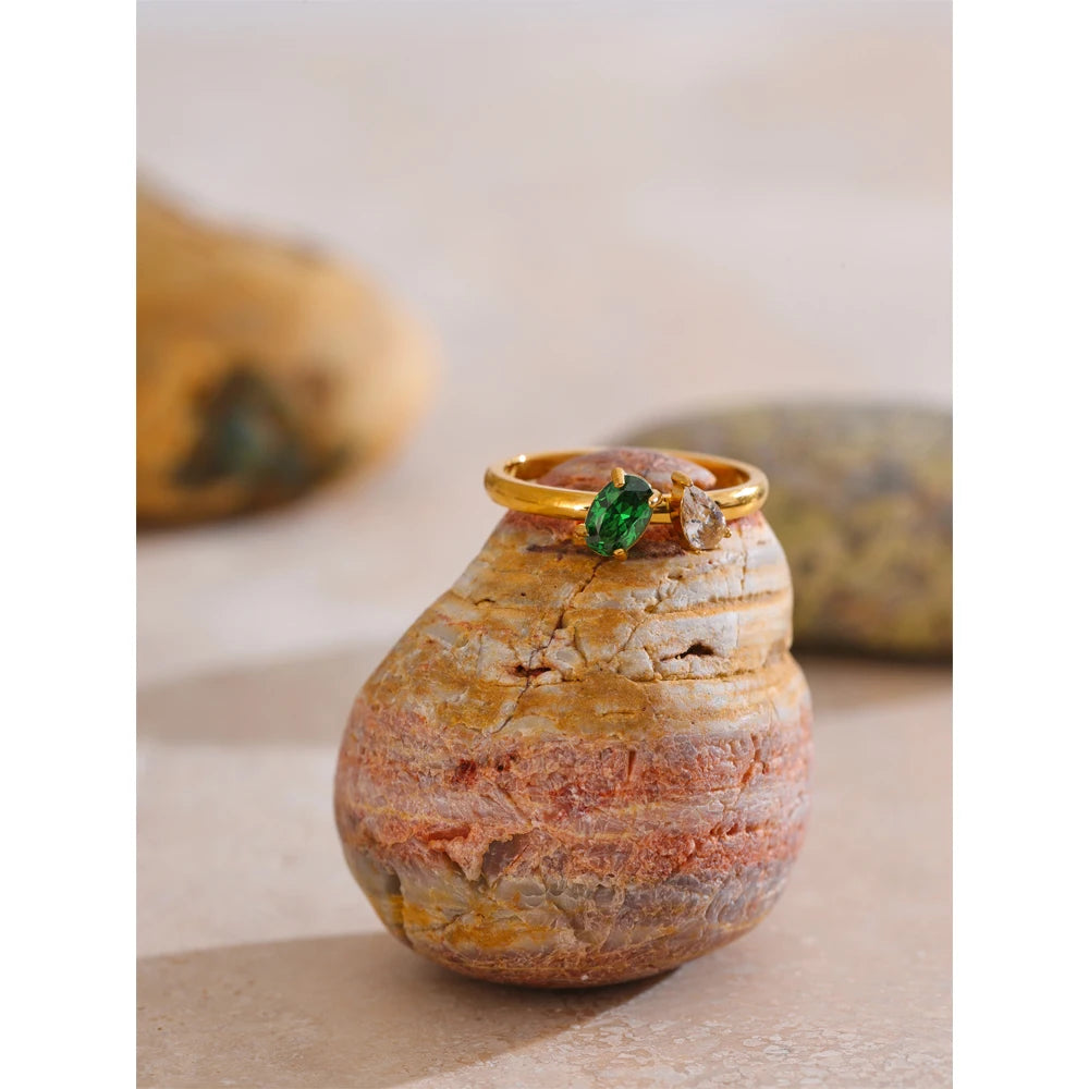Idun ring med grøn zirkonia, ring, tåler vand, rustfrit stål 316L med guldfarvet PVD-belægning, Lark & Reed, billede 5