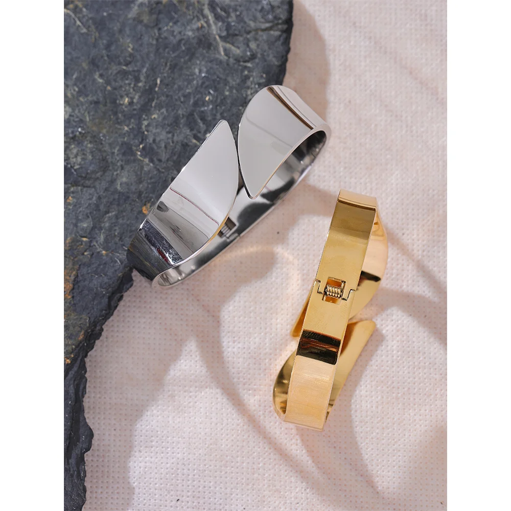 Brazalete rígido Rimini con bisagra, pulsera, resistente al agua, acero inoxidable 316L con acabado PVD dorado o plateado, Lark & Reed, vista 6