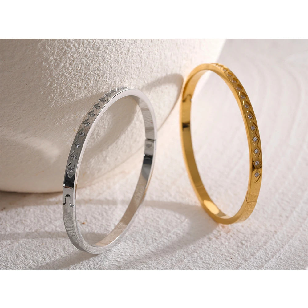 Gothenburg støbt armring med zirkonia, armbånd, tåler vand, rustfrit stål 316L med guld- eller sølvfarvet PVD-belægning, Lark & Reed, billede 3
