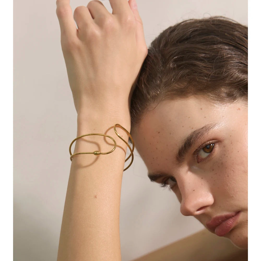 Helsinki åben armring med to tråde, armbånd, tåler vand, rustfrit stål 316L med guld- eller sølvfarvet PVD-belægning, Lark & Reed, billede 3