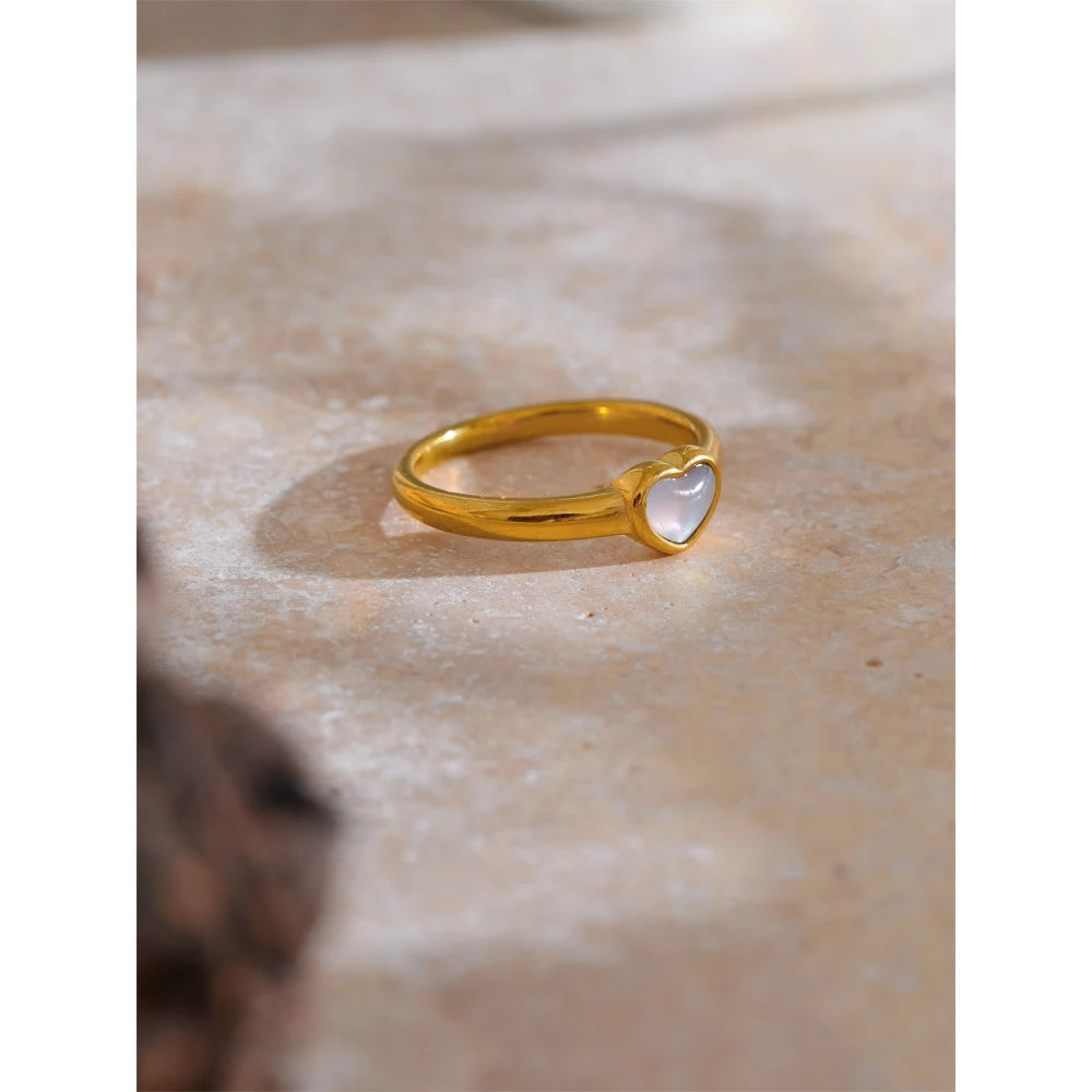 Holly sydänsormus, sormus, vedenkestävä, 316L-ruostumaton teräs kullanvärisellä PVD-pinnoitteella, Lark & Reed, kuva 4