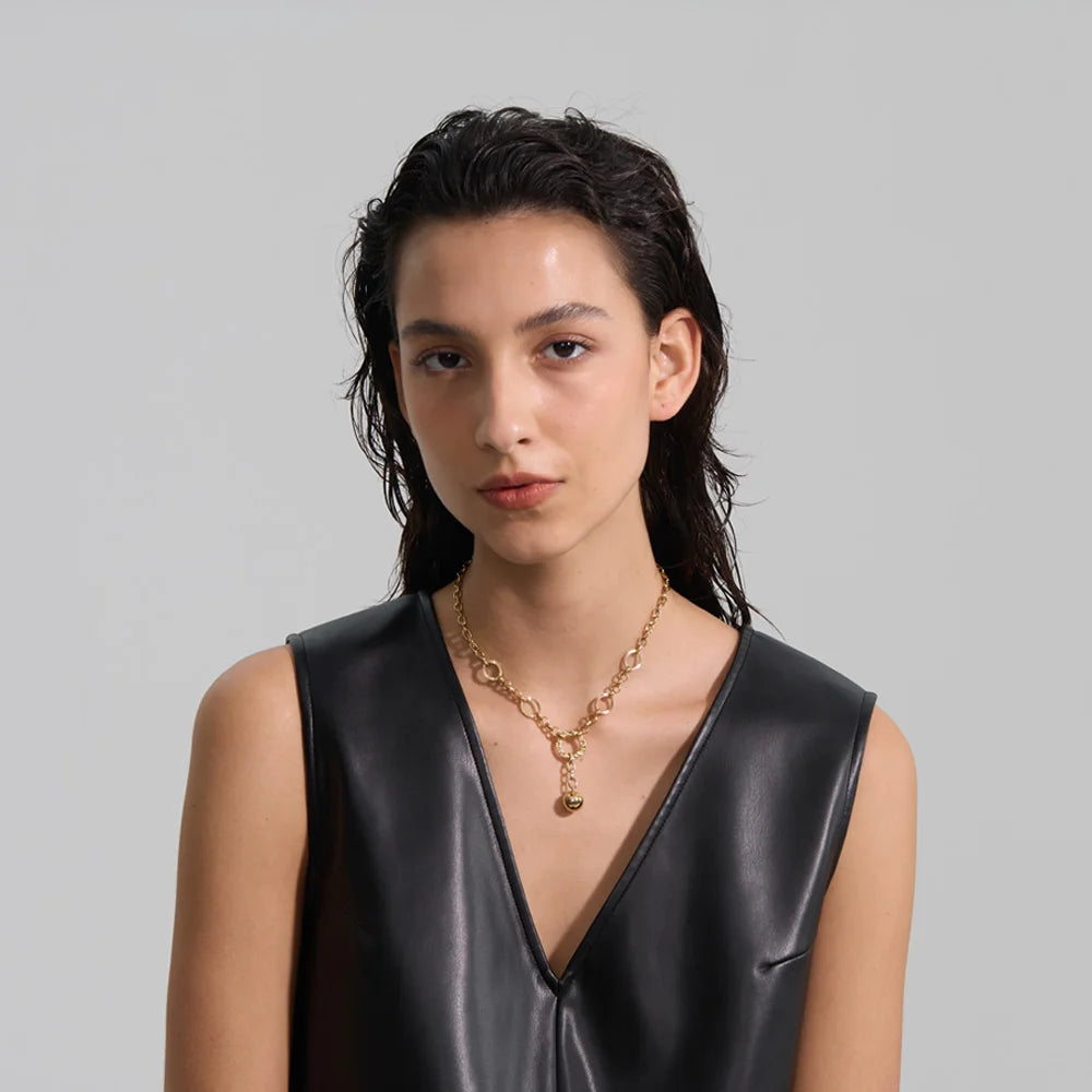Naszyjnik Birgit z kulką, naszyjnik, nie boi się wody, stal nierdzewna 316L ze złotym lub srebrnym wykończeniem PVD, Lark & Reed, ujęcie 3