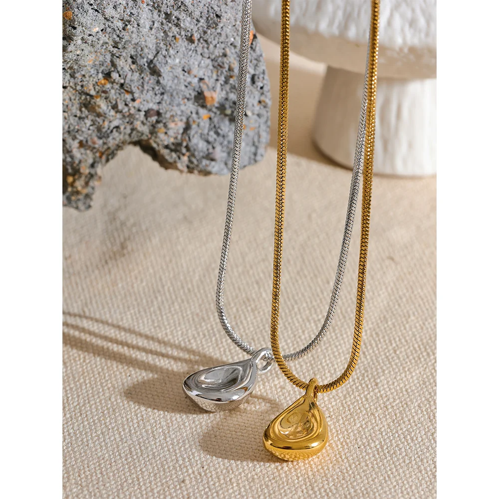 Elke Tropfen-Anhänger, Halskette, wasserfest, 316L-Edelstahl mit gold- oder silberfarbener PVD-Beschichtung, Lark & Reed, Ansicht 3