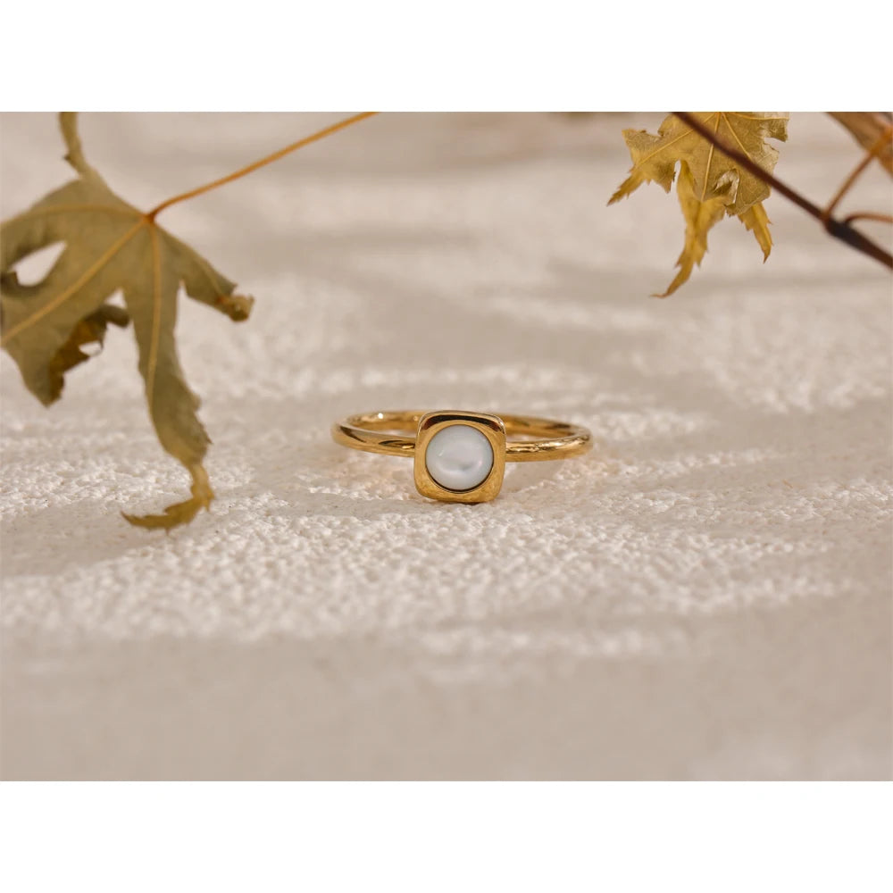 Saga firkantet perlemorsring, ring, tåler vand, rustfrit stål 316L med guldfarvet PVD-belægning, Lark & Reed, billede 2